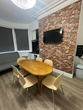 Suli House- Holiday Flats & En-Suite - Families and Couples Only